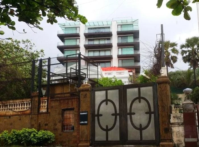 Mannat Shah Rukh Khan house Mumbai sightseeing cab