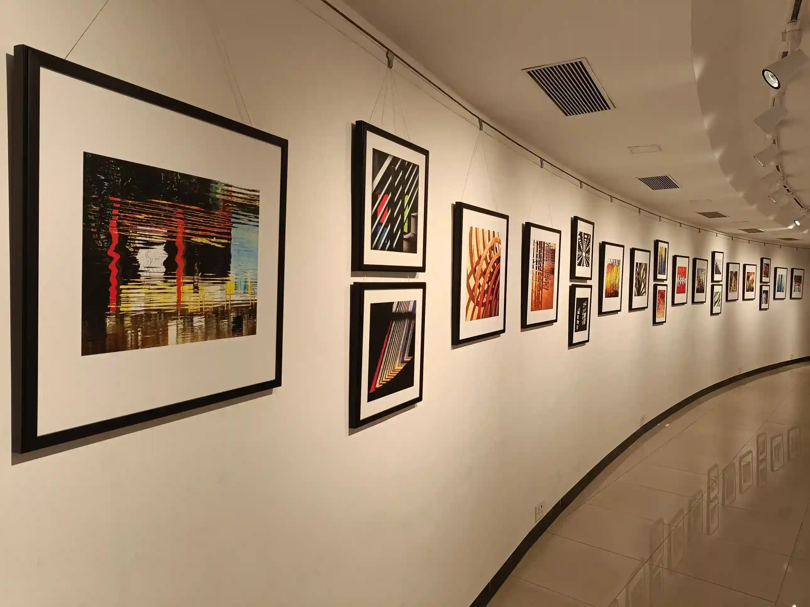 Jehangir Art Gallery Mumbai Darshan sightseeing cab